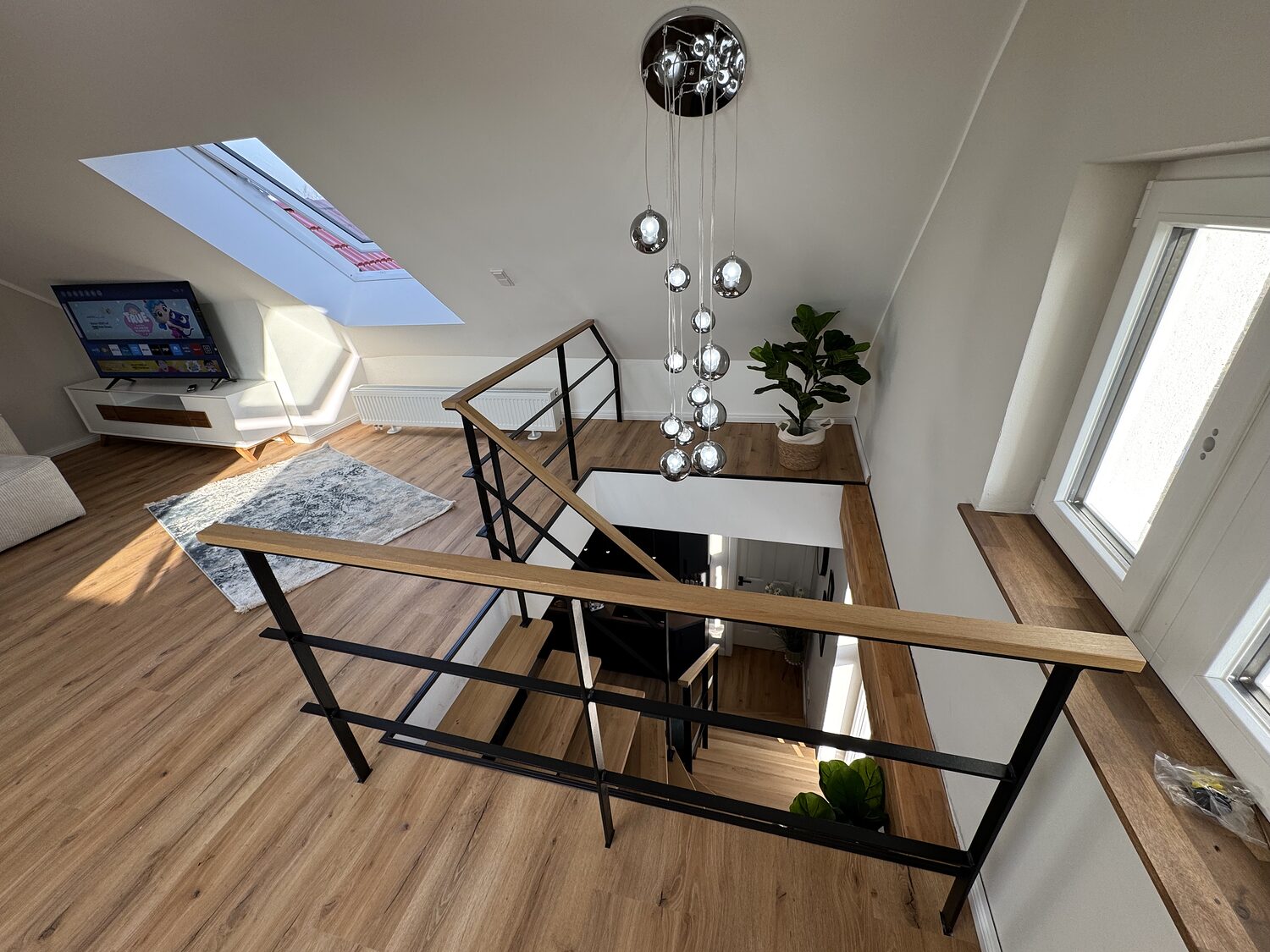 Klara Maisonette im VIOS Townhouse – tiefschwarze Designküche