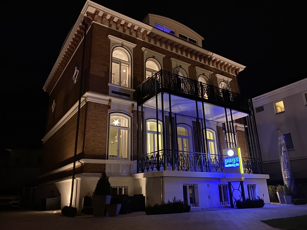 Eigenprojekt Herforder Straße in Bad Oeynhausen – Ostseite bei Nacht, sanierte Stadtvilla
