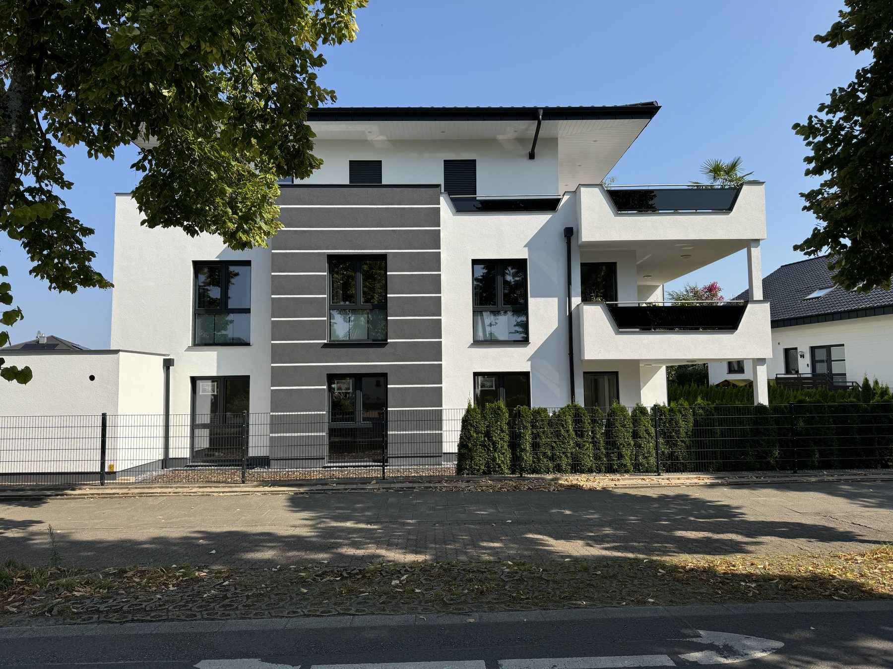 Modernes Mehrfamilienhaus mit markanter Fassade – Neubauprojekt in Ostwestfalen-Lippe