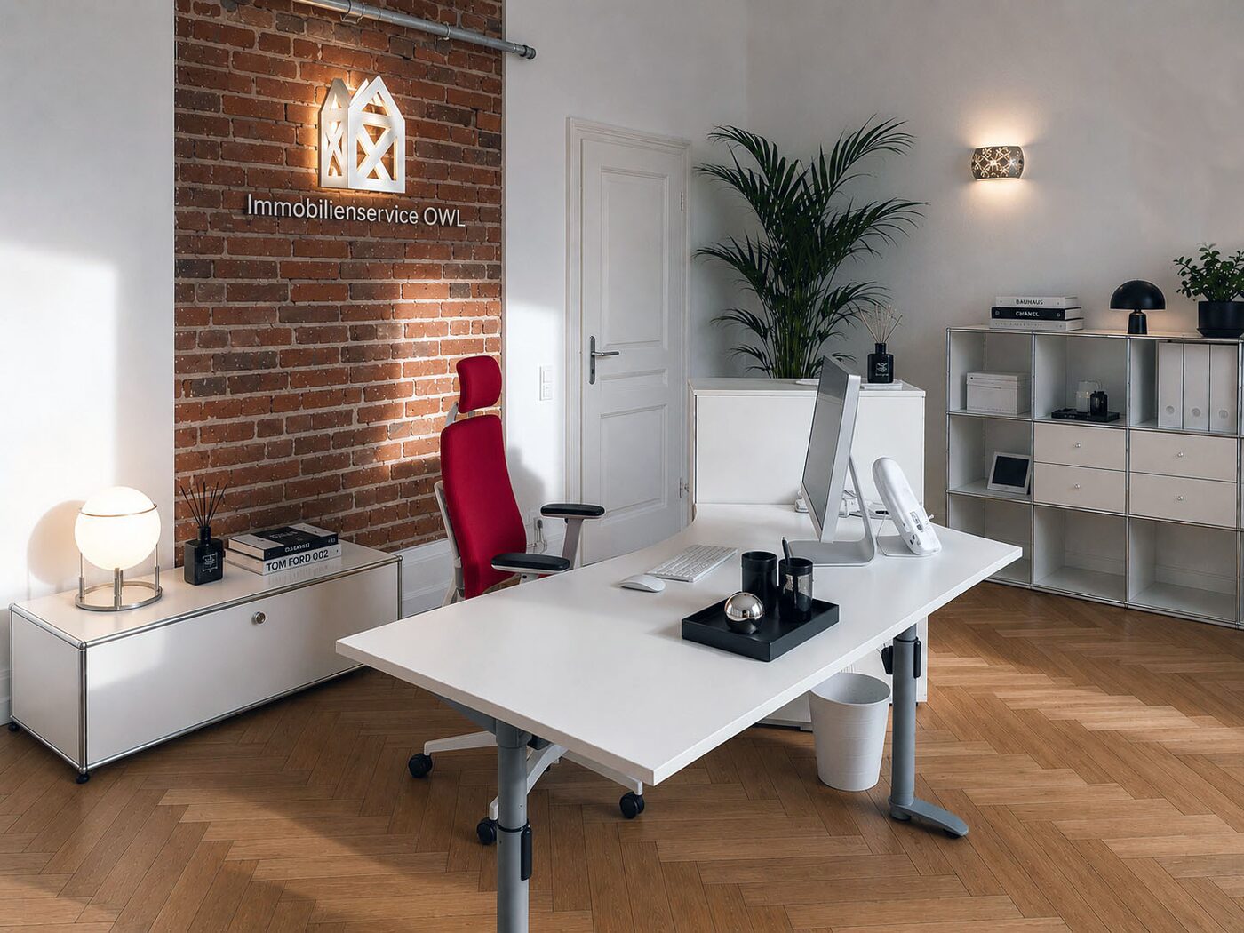 Arbeitsplatz mit USM-Haller-Systemmöbel im Büro von Immobilienservice OWL