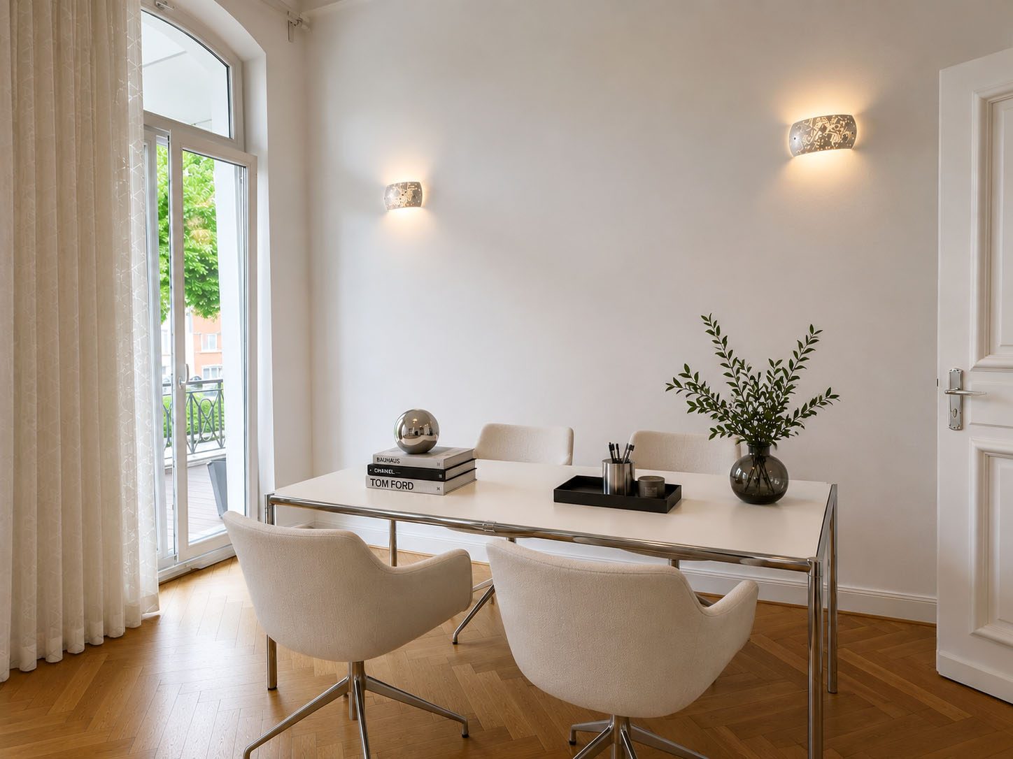 Helles Besprechungszimmer mit großem Besprechungstisch und Rundbogenfenster im Büro von Immobilienservice OWL