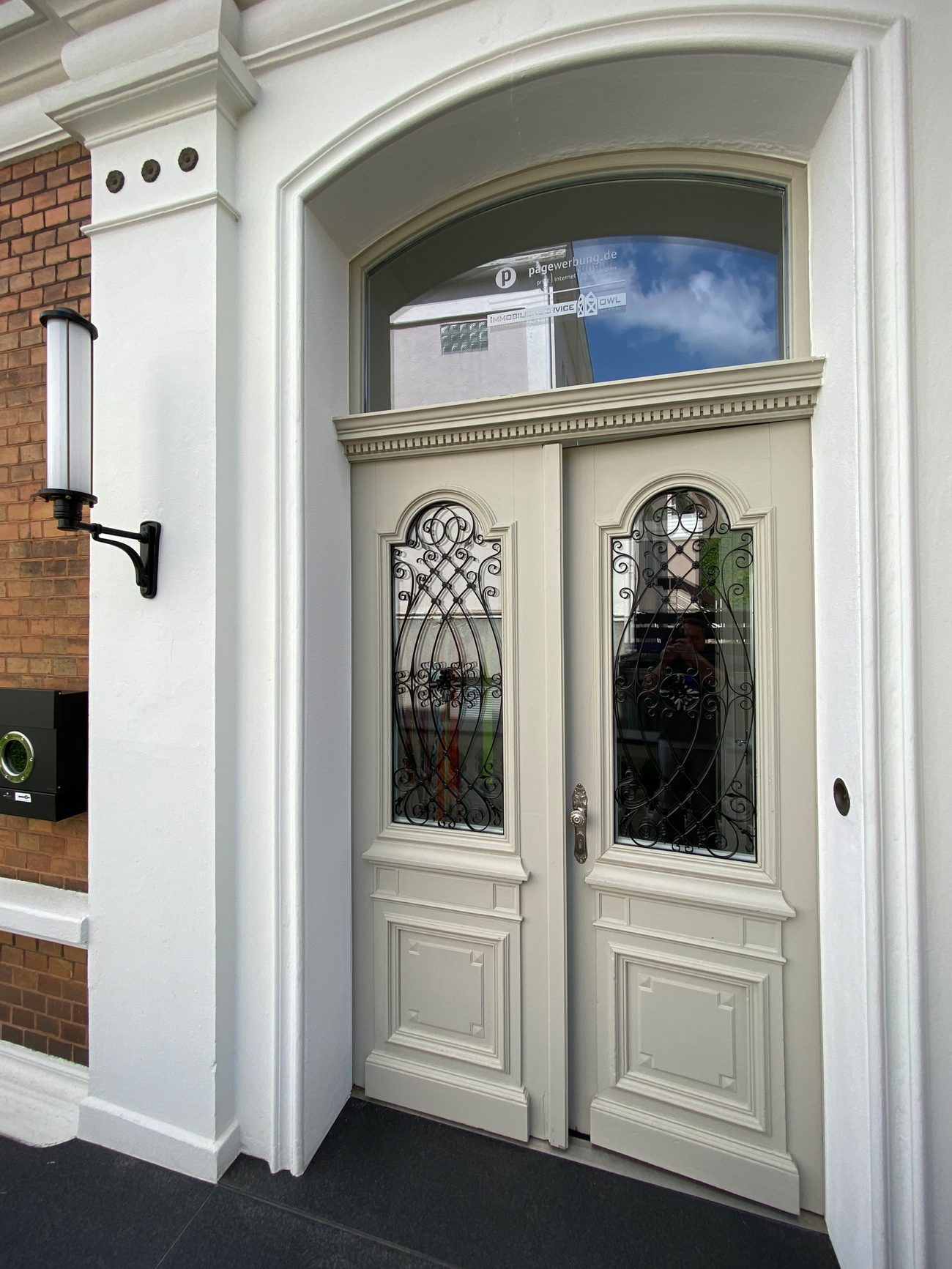 Historischer Eingangsbereich der Stadtvilla von Immobilienservice OWL, Herforder Straße 48