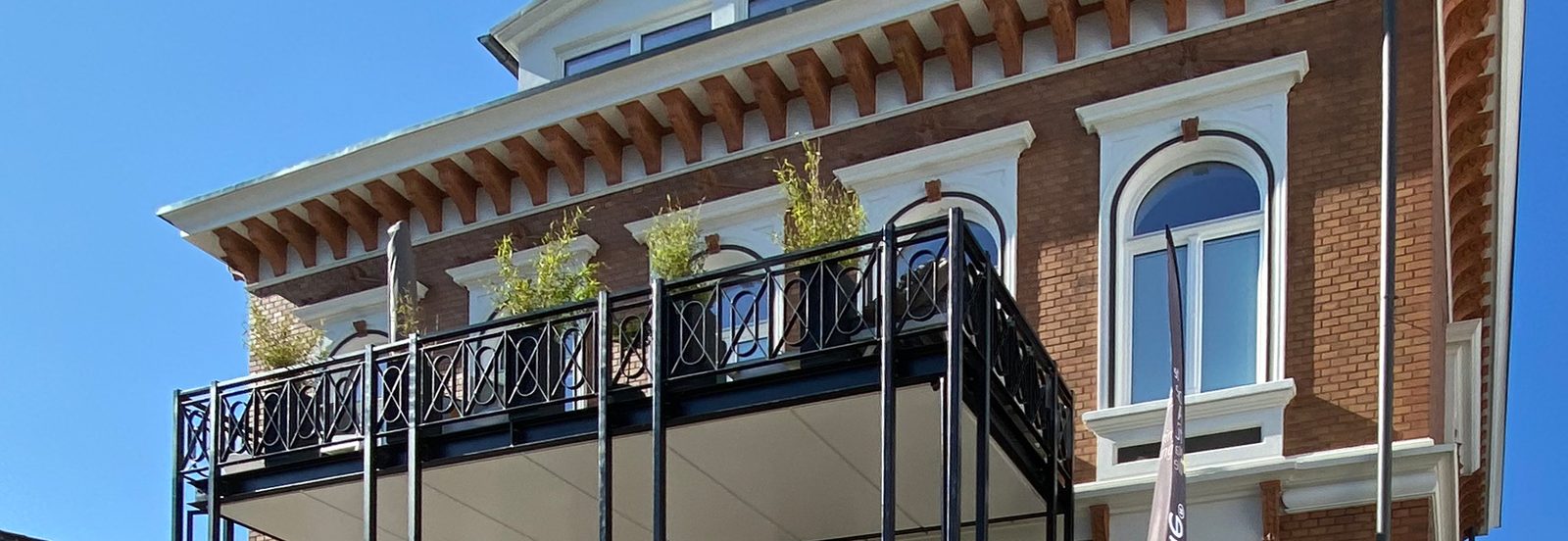 Backsteinfassade mit schmiedeeisernem Balkon – Herforder Straße 48 in Bad Oeynhausen