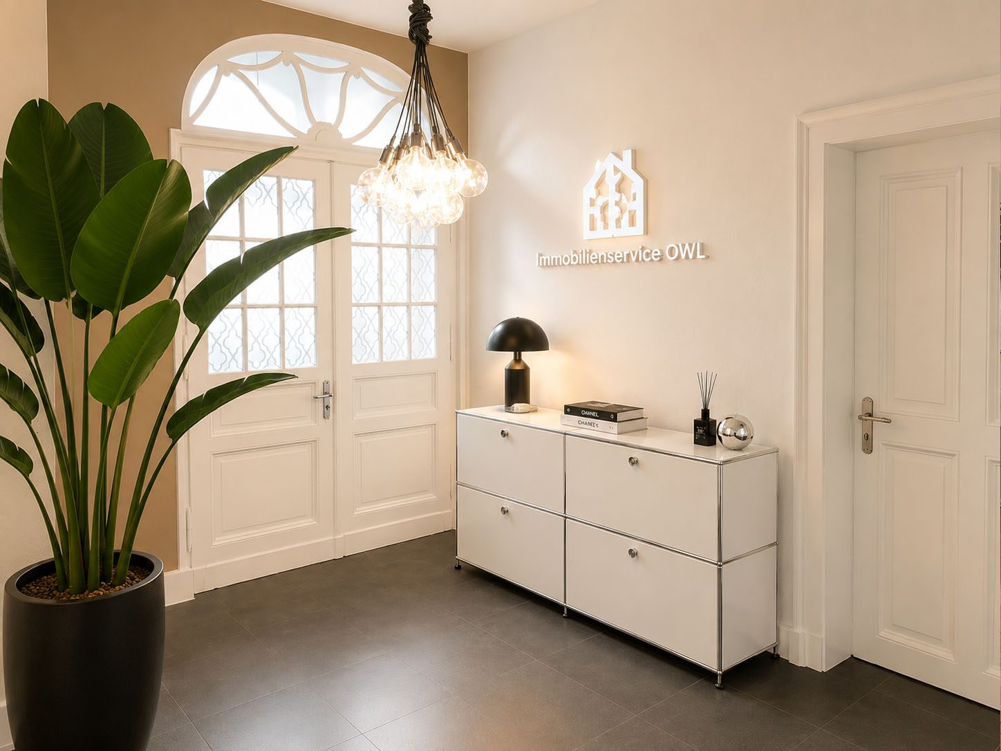 Eleganter Empfangsbereich im Büro von Immobilienservice OWL mit USM-Haller-Sideboard
