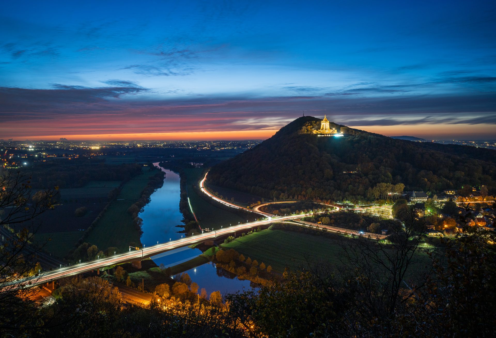 Porta Westfalica in der Abenddämmerung – die Region Ostwestfalen-Lippe
